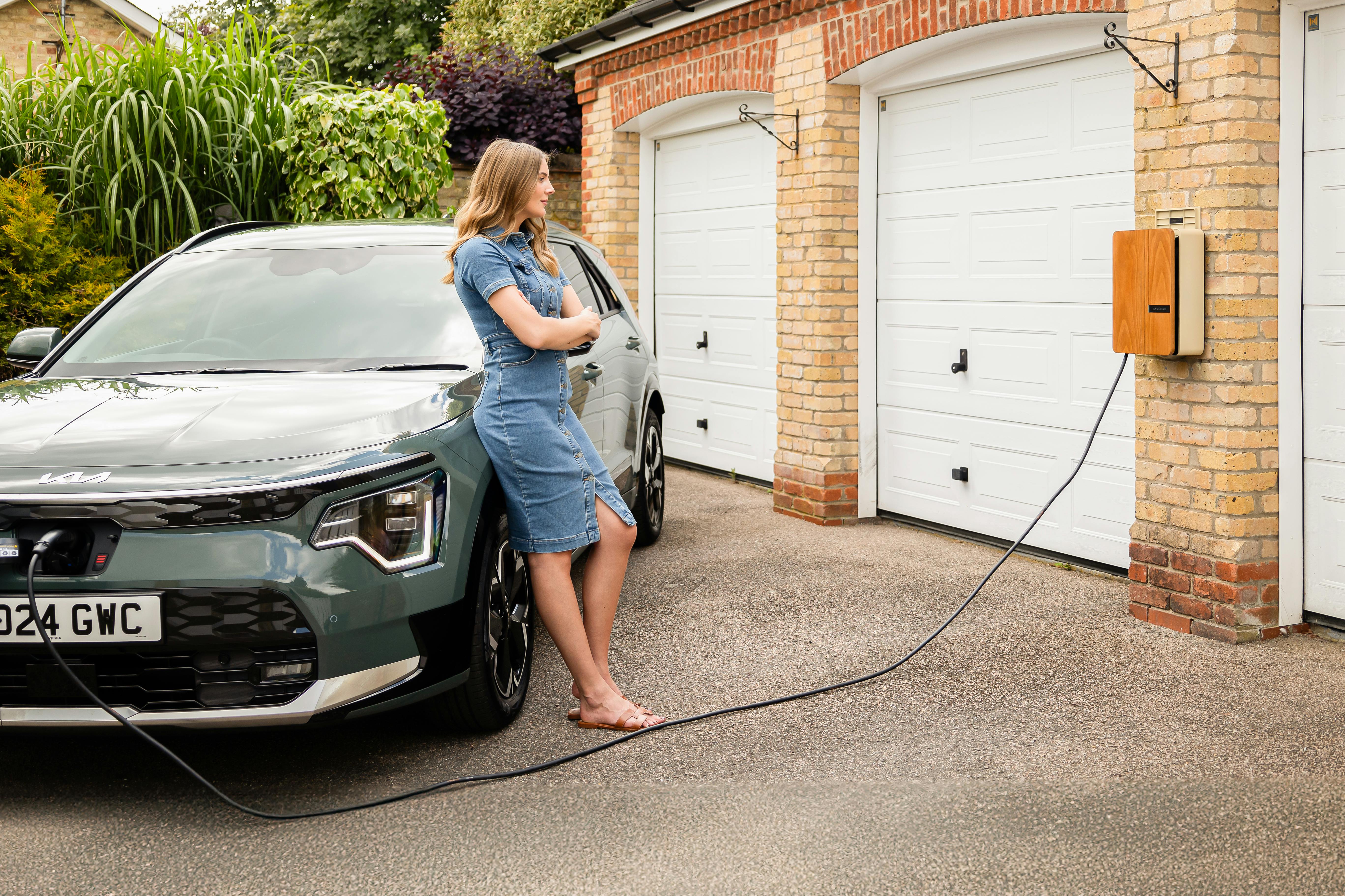 véhicule électrique en pleine recharge